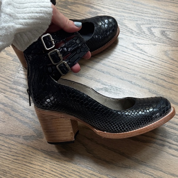 Freebird Black Strappy Women's Shoes- size:6 - like new condition! - Picture 3 of 8